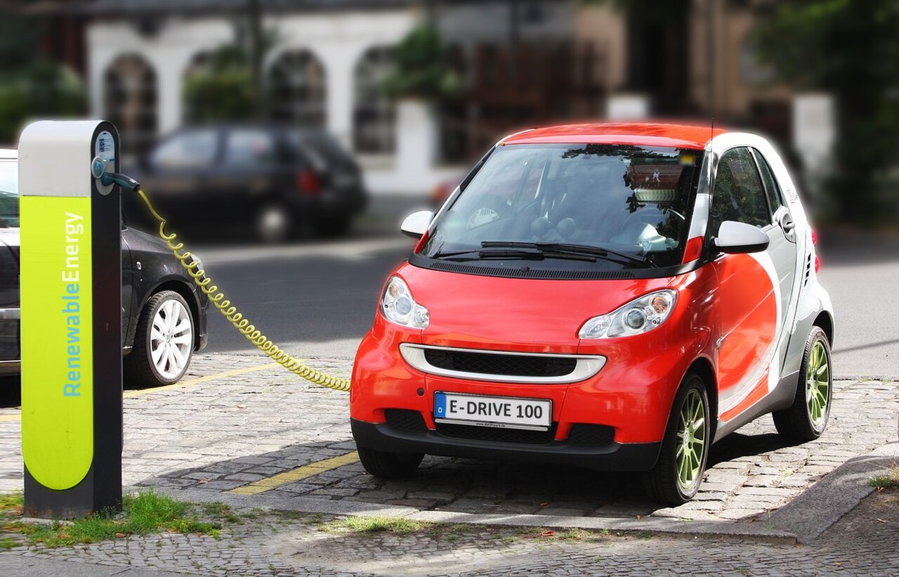 Elektromobil připojený k nabíjecí stanici