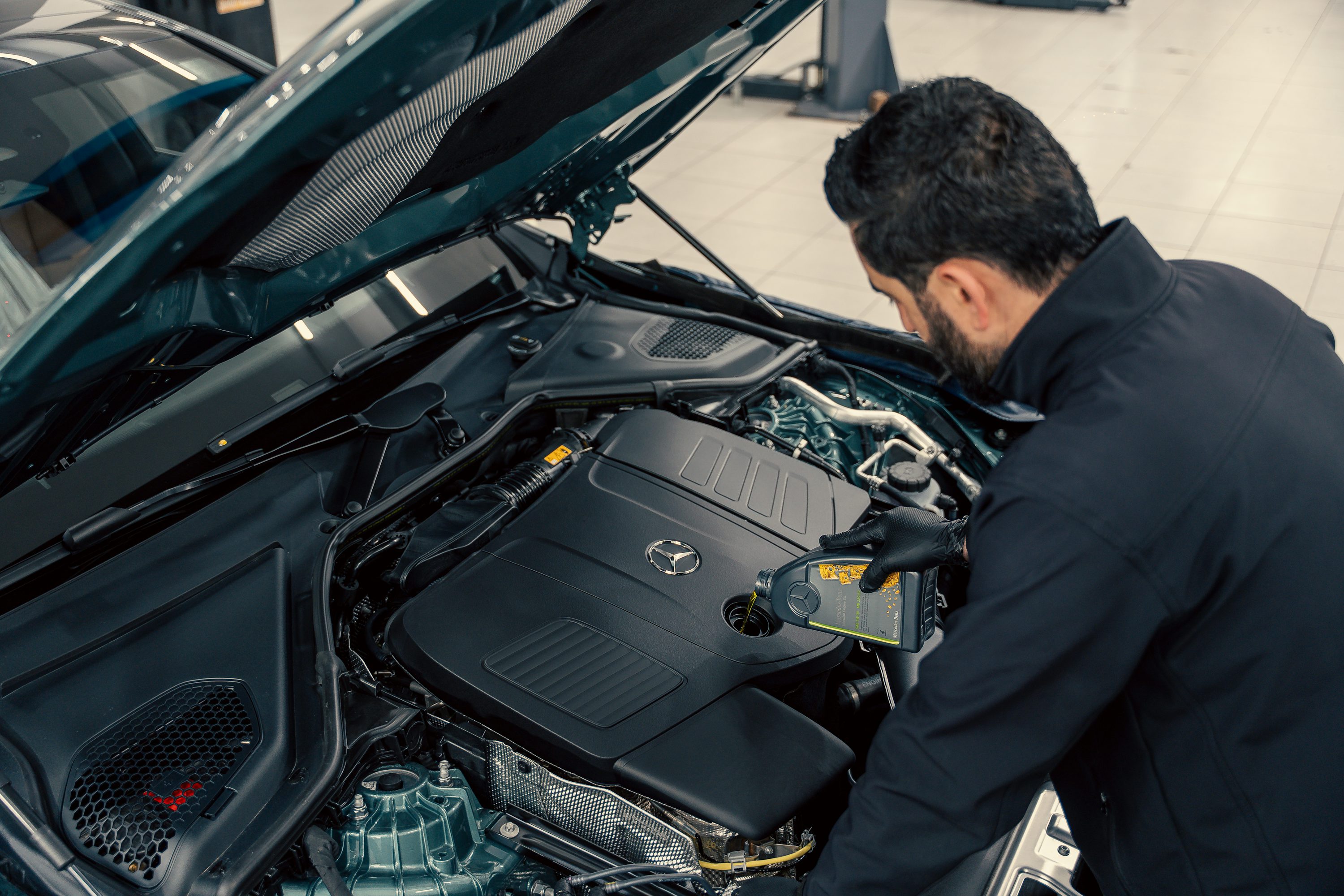 Práce u motorového prostoru automobilu