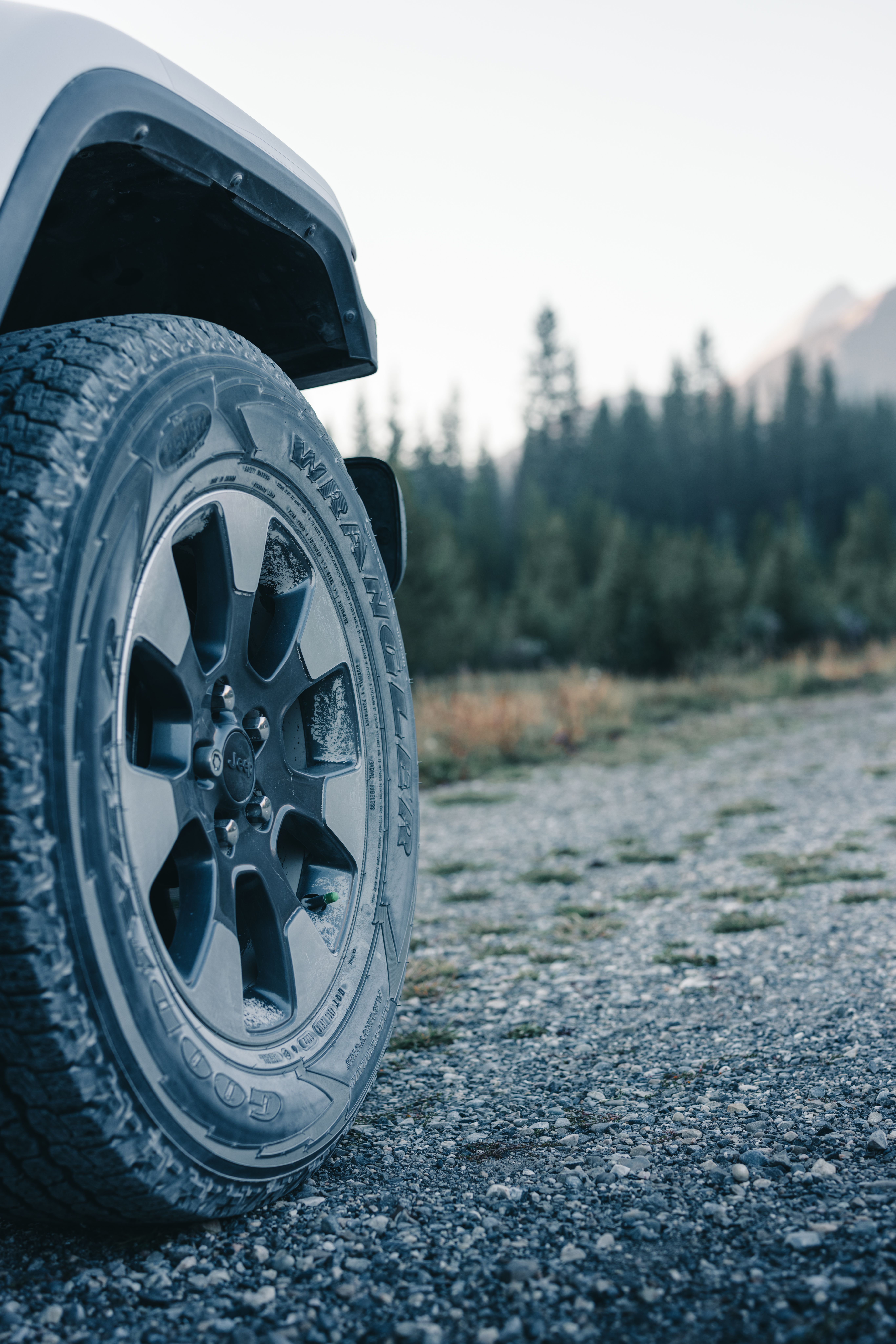 Zimní pneumatika automobilu na štěrkové cestě